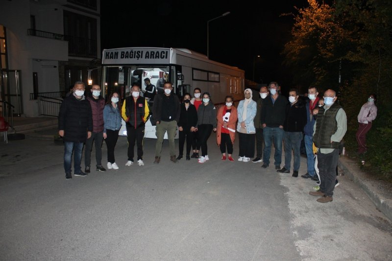GAZETECİLER KAN BAĞIŞLADI - 1