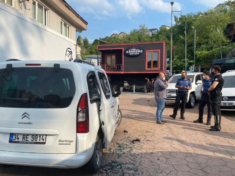 Otomotiv dükkanını bastılar, araçların camlarını kırdılar - 1