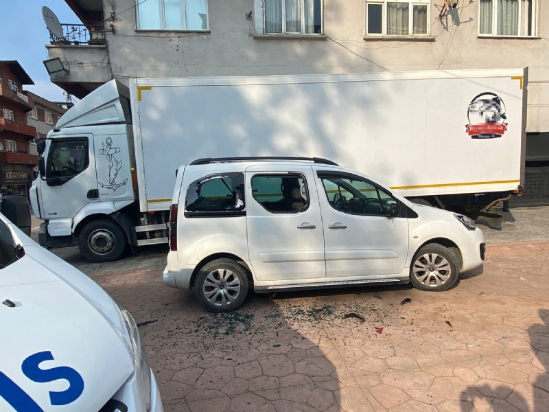 Otomotiv dükkanını  bastılar, araçların camlarını kırdılar  - 2