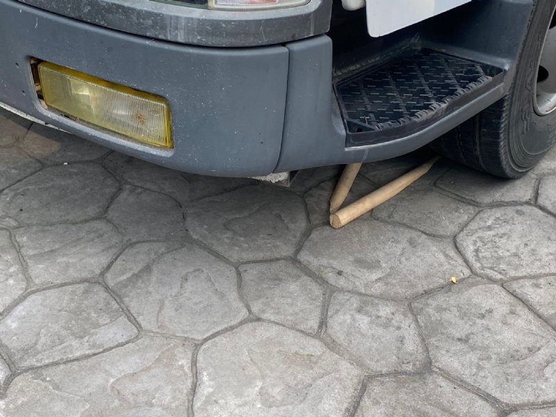 Otomotiv dükkanını bastılar, araçların camlarını kırdılar - 4