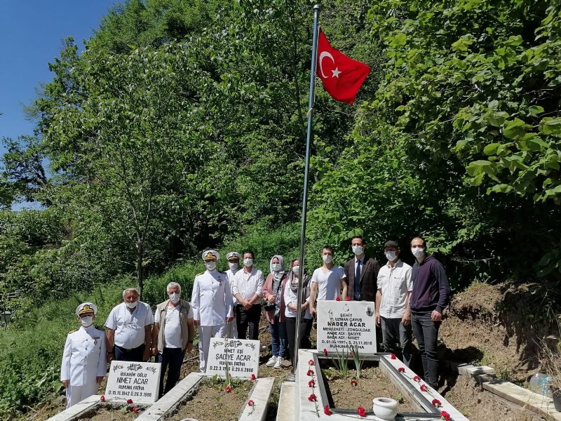 ŞEHİDİN MEZARINDAKİ BAYRAK YENİLENDİ - 3