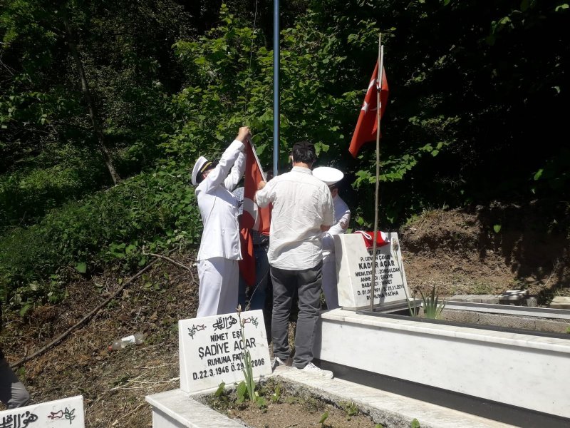 ŞEHİDİN MEZARINDAKİ BAYRAK YENİLENDİ - 1