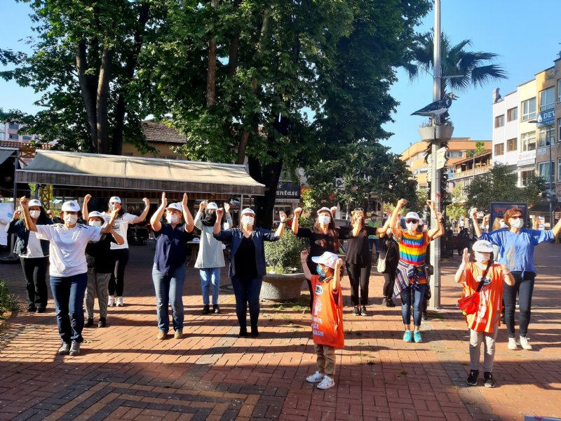 EL ELE VERDİLER KENTİ TEMİZLEDİLER - 1