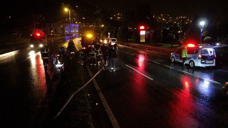 ELEKTRİK DİREĞİNE ÇARPARAK KARŞI ŞERİDE GEÇTİ - 2