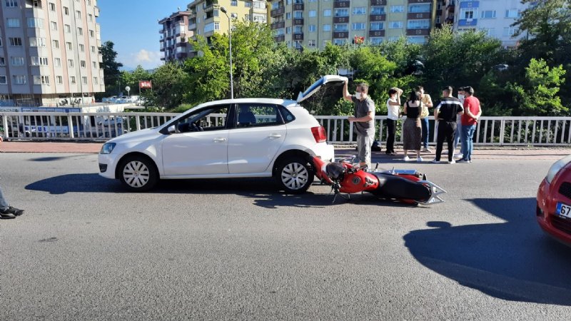 Motosiklet otomobilin altına girdi - 1