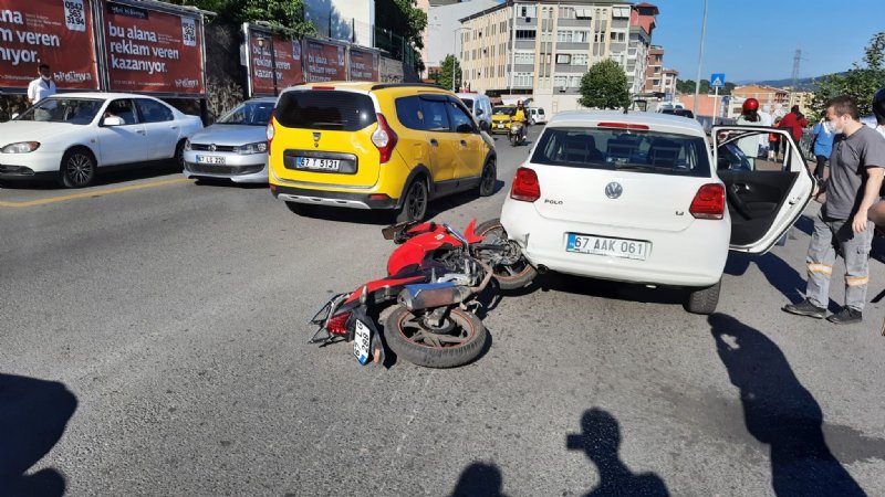 Motosiklet otomobilin altına girdi - 2