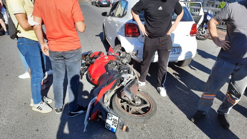 Motosiklet otomobilin altına girdi - 3