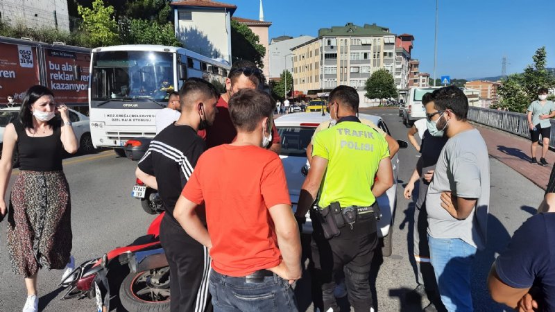 Motosiklet otomobilin altına girdi - 5