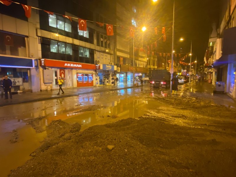 Şimşekler geceyi gündüze çevirdi, yağış hayatı olumsuz etkiledi… YAĞMUR YAĞDI BÖYLE OLDU… - 8