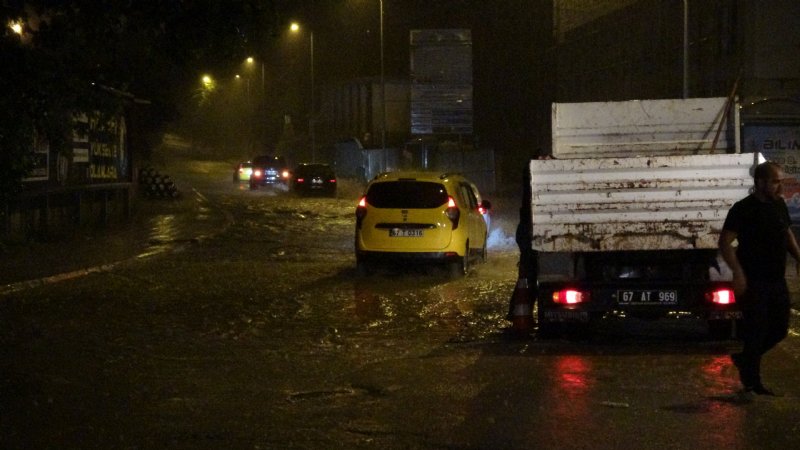 Şimşekler geceyi gündüze çevirdi, yağış hayatı olumsuz etkiledi… YAĞMUR YAĞDI BÖYLE OLDU… - 2