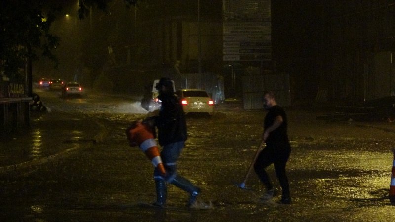 Şimşekler geceyi gündüze çevirdi, yağış hayatı olumsuz etkiledi… YAĞMUR YAĞDI BÖYLE OLDU… - 3