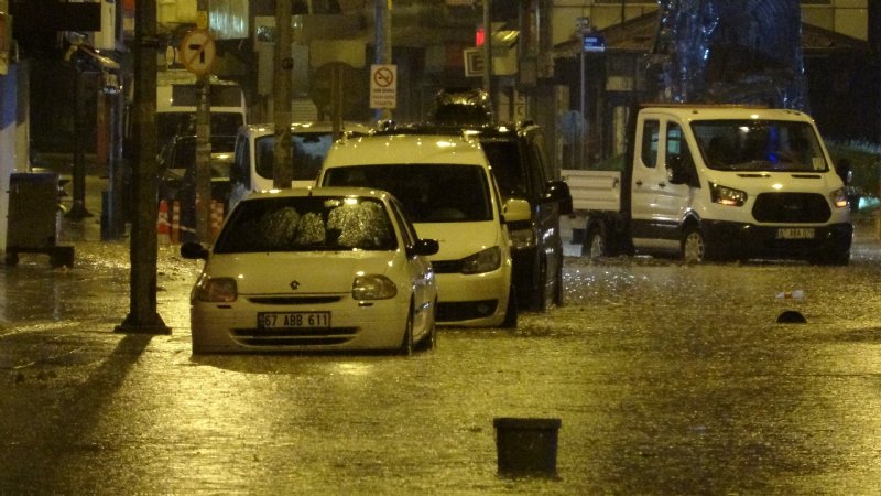 Şimşekler geceyi gündüze çevirdi, yağış hayatı olumsuz etkiledi… YAĞMUR YAĞDI BÖYLE OLDU… - 5