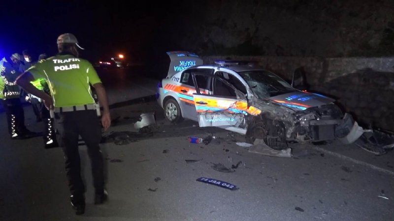 Ters şeride giren cip jandarma aracına çarptı… 2´Sİ ASKER 4 YARALI - 1