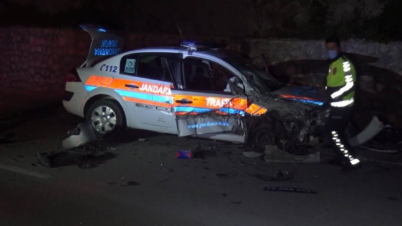 Ters şeride giren cip jandarma aracına çarptı… 2´Sİ ASKER 4 YARALI - 5