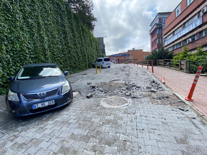 YAĞIŞ SONRASI HASTANE YOLU KULLANILMAZ HALE GELDİ - 1