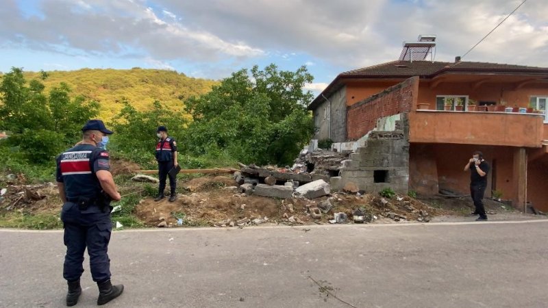 Yıkım yaparken duvarın altında kaldı - 1