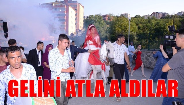 Atalarından kalma at ile gelin alma geleneğini yaşattılar