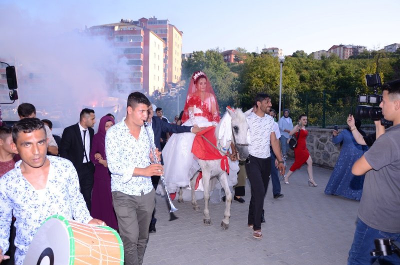 Atalarından kalma at ile gelin alma geleneğini yaşattılar - 5