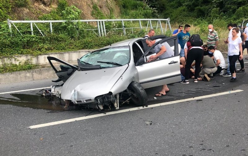 BARİYERLERE ÇARPAN OTOMOBİL PARÇALANDI - 1