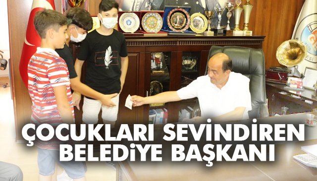 ÇOCUKLARI SEVİNDİREN BELEDİYE BAŞKANI