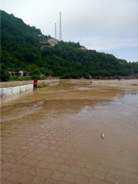 Ilıksu deresi yükseldi, plaj kapatıldı - 1