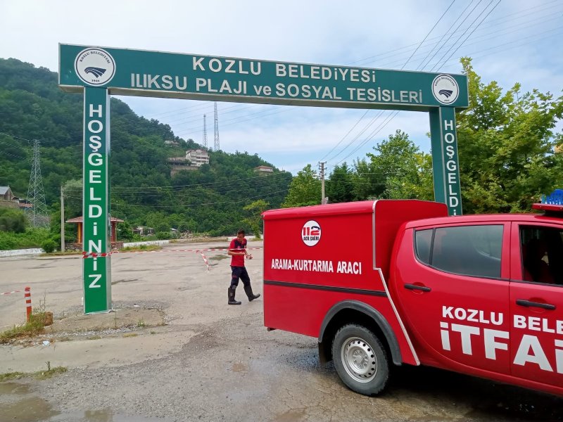 Ilıksu deresi yükseldi, plaj kapatıldı - 2