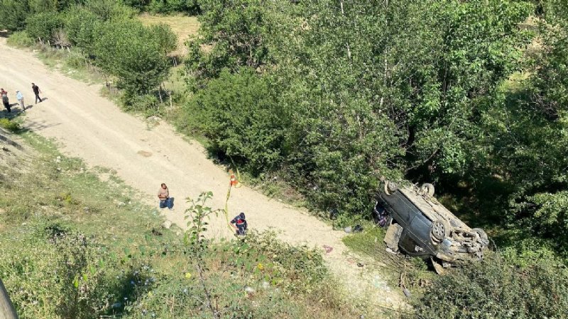 İŞÇİLERİ TAŞIYAN MİNİBÜS UÇURUMA YUVARLANDI: 1 ÖLÜ, 8 YARALI  - 1