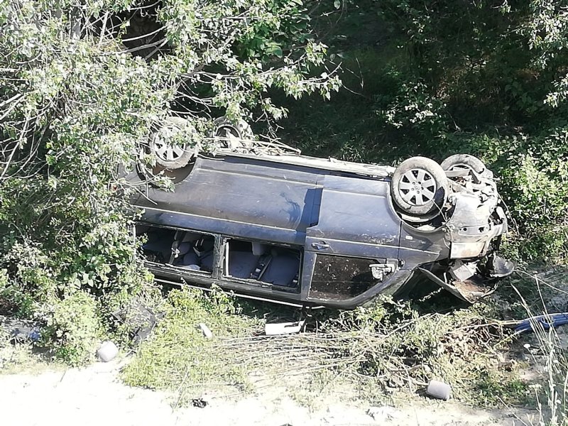 İŞÇİLERİ TAŞIYAN MİNİBÜS UÇURUMA YUVARLANDI: 1 ÖLÜ, 8 YARALI  - 2