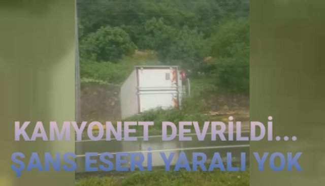 KAMYONET DEVRİLDİ... ŞANS ESERİ YARALI YOK