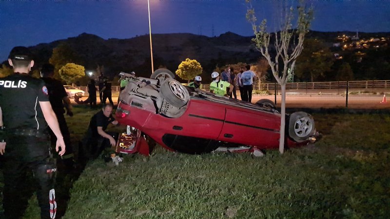 MOTOSİKLETE ÇARPIP TAKLA ATTI: 1 ÖLÜ - 2