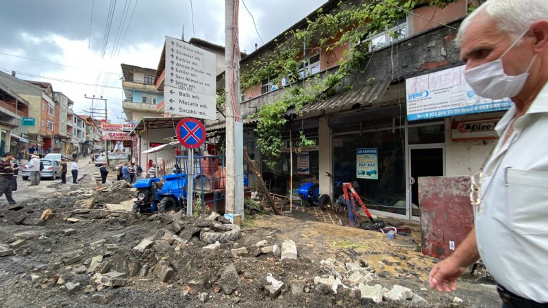 Müşterisini traş ediyordu ki… SEL SULARINDAN ZOR KURTULDU - 3