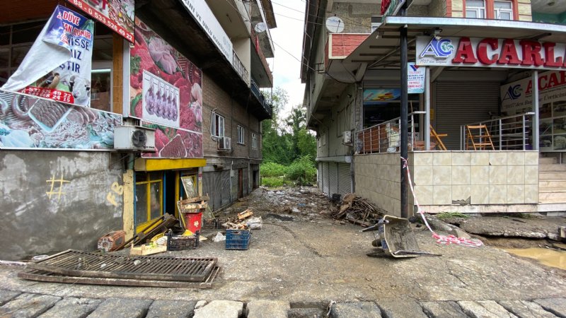 Müşterisini traş ediyordu ki… SEL SULARINDAN ZOR KURTULDU - 5