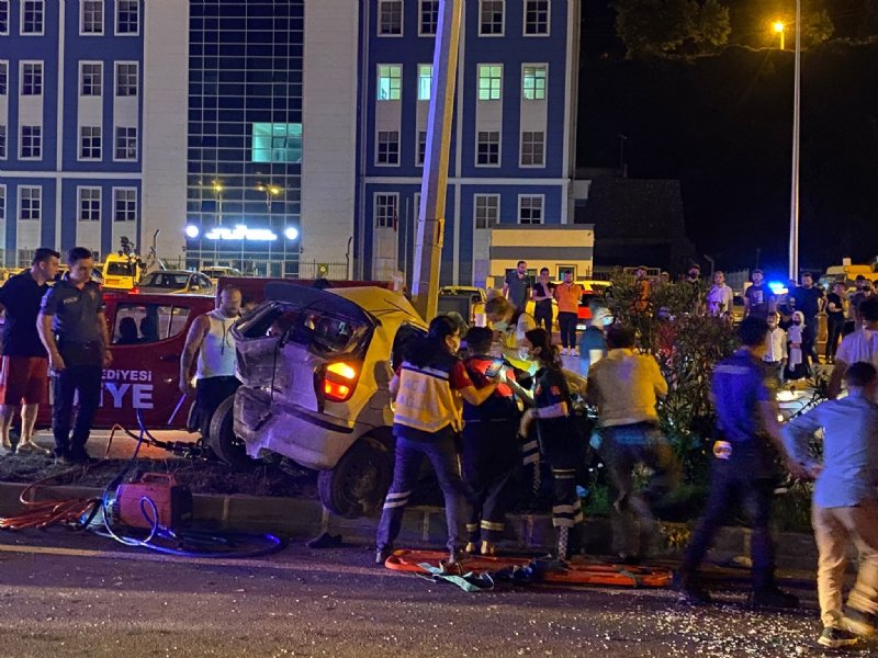 Otomobil direğe çarptı, kağıt gibi büküldü… 2 yaralı… - 1