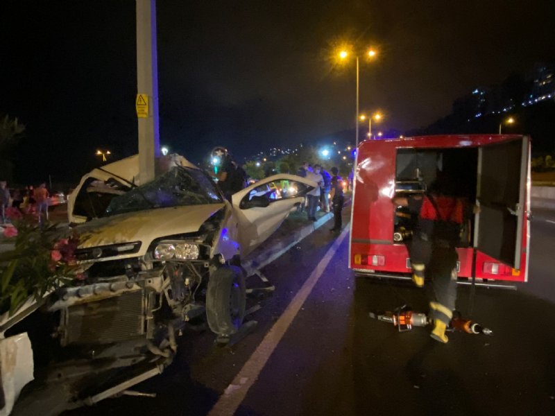 Otomobil direğe çarptı, kağıt gibi büküldü… 2 yaralı… - 2