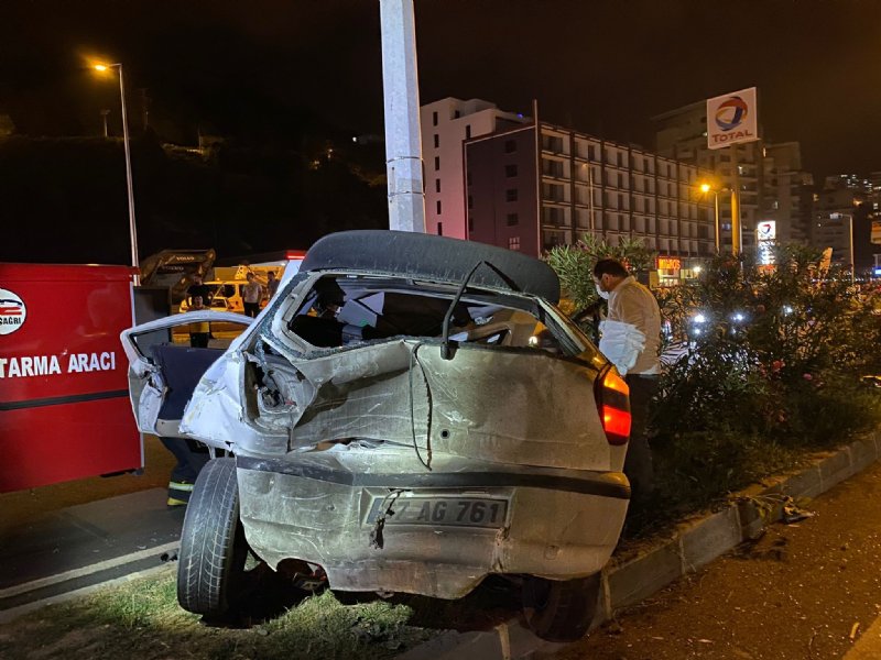 Otomobil direğe çarptı, kağıt gibi büküldü… 2 yaralı… - 3