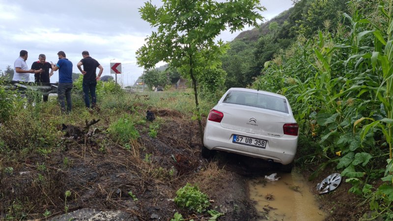 Otomobil su kanalına uçtu, sürücü yaralandı - 3
