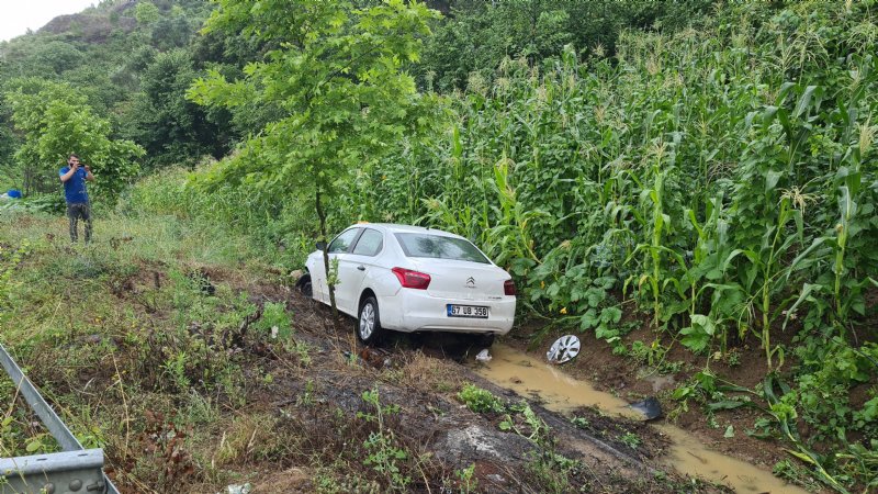 Otomobil su kanalına uçtu, sürücü yaralandı - 6