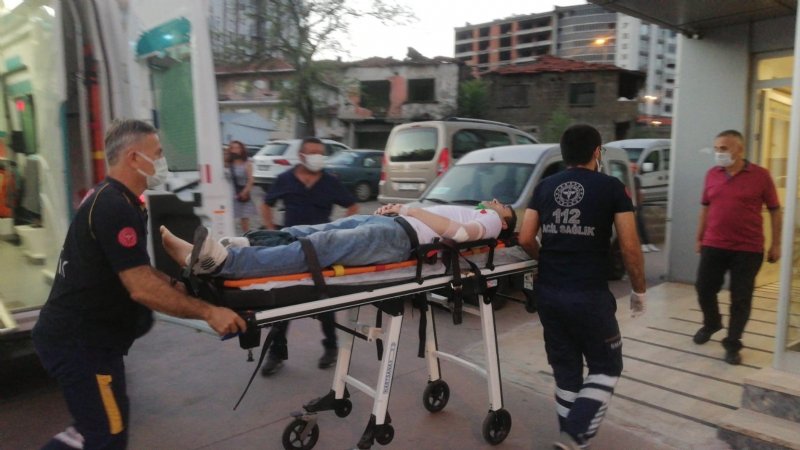 OTOMOBİLLE ÇARPIŞAN MOTOSİKLET SÜRÜCÜSÜ YARALANDI - 1