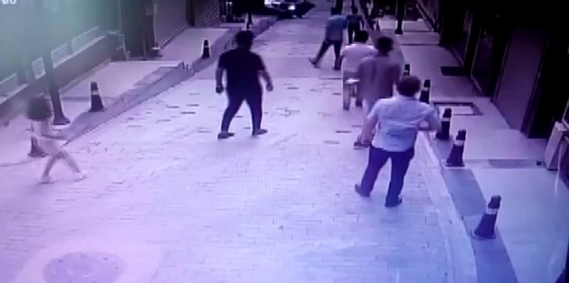 Park halindeki araç çay ocağına girdi, GAZETECİLER ÖLÜMDEN DÖNDÜ - 1