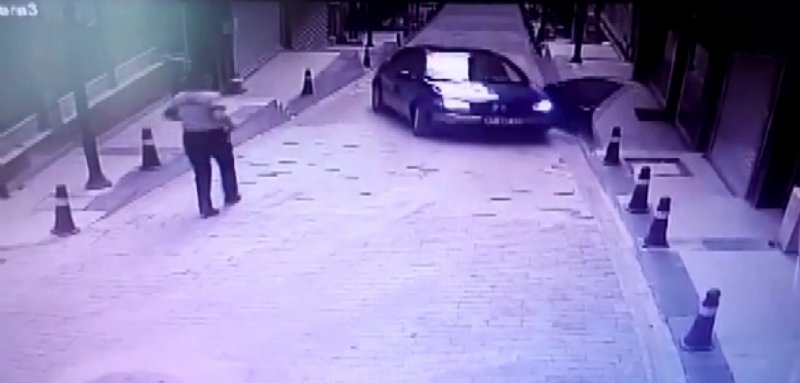 Park halindeki araç çay ocağına girdi, GAZETECİLER ÖLÜMDEN DÖNDÜ - 3