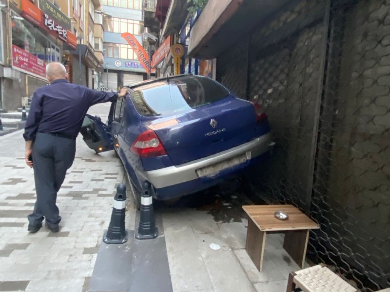 Park halindeki araç çay ocağına girdi,  GAZETECİLER ÖLÜMDEN DÖNDÜ - 4