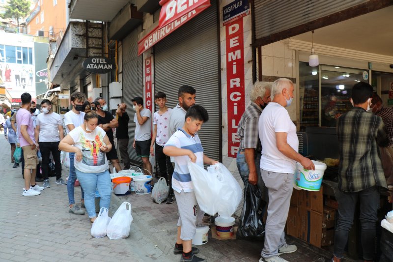 ÜCRETSİZ KIYMA ÇEKTİRMEK İÇİN KUYRUĞA GİRDDİLER - 4