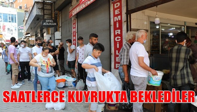 ÜCRETSİZ KIYMA ÇEKTİRMEK İÇİN KUYRUĞA GİRDDİLER