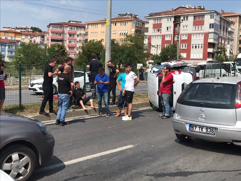 3 KİŞİNİN YARALNDIĞI KAZA ANI KAMERALARDA - 12