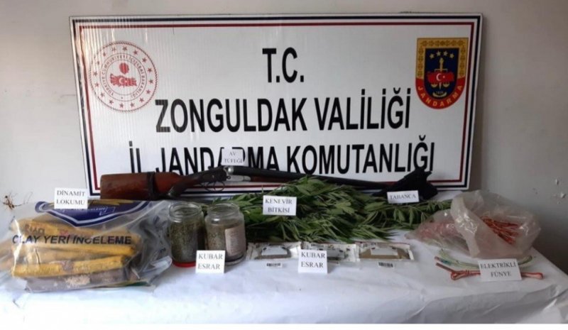 Adli makamlar arama izni verdi ve Jandarma düğmeye bastı… UYUŞTURUCU… DİNAMİT… SİLAH… - 1