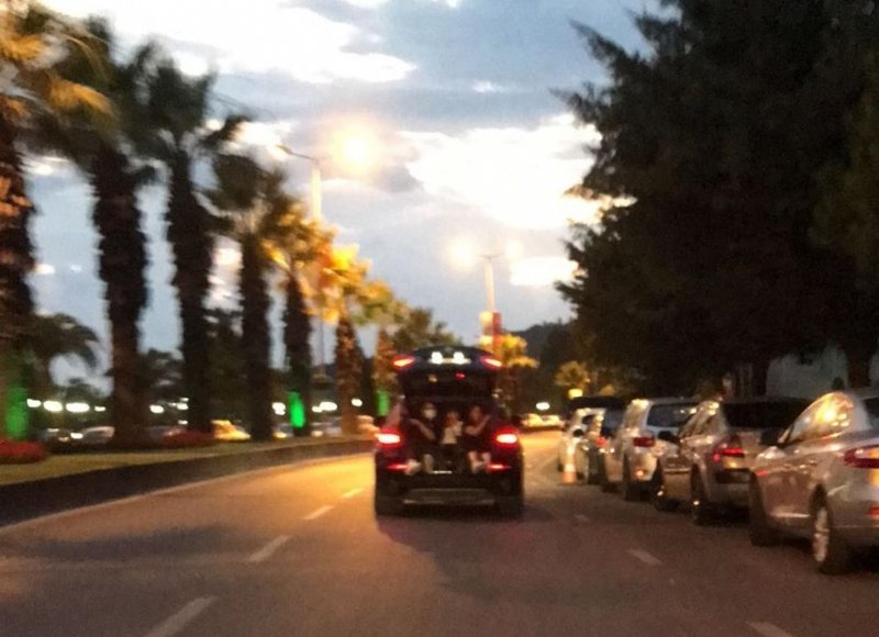 Çocukların tehlikeli yolculuğu kameraya yansıdı - 1