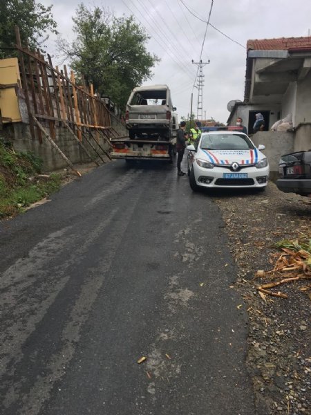 Fındık işçilerini taşıyan minibüs kaza yaptı… 3 YARALI! - 4