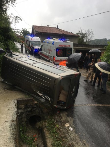 Fındık işçilerini taşıyan minibüs kaza yaptı… 3 YARALI! - 9