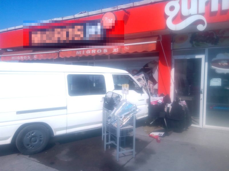 Freni boşalan minibüs markete girdi - 1