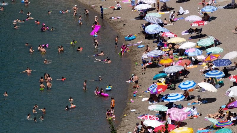 Hava sıcaklığı 28 derece… Vatandaş plaja akın etti - 2